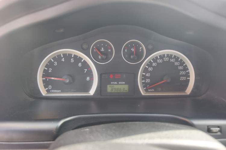 Used Huatai Santa Fe Classic 2012 2.0L Gasoline Manual Two-Wheel Drive with Sunroof Instrument Cluster