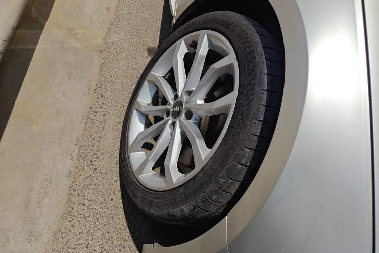 Used Audi A4L 2018 30th Anniversary Edition 40 TFSI Fashion Model Right Front Wheel Hub