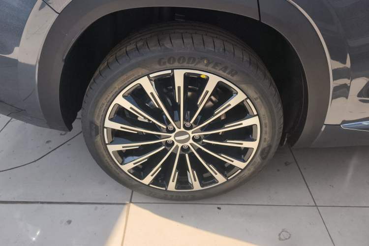 Used Geely Auto Monjaro L 2025 Dongfang Yao 2.0TD Automatic Lanxing Edition Right Rear Wheel Hub