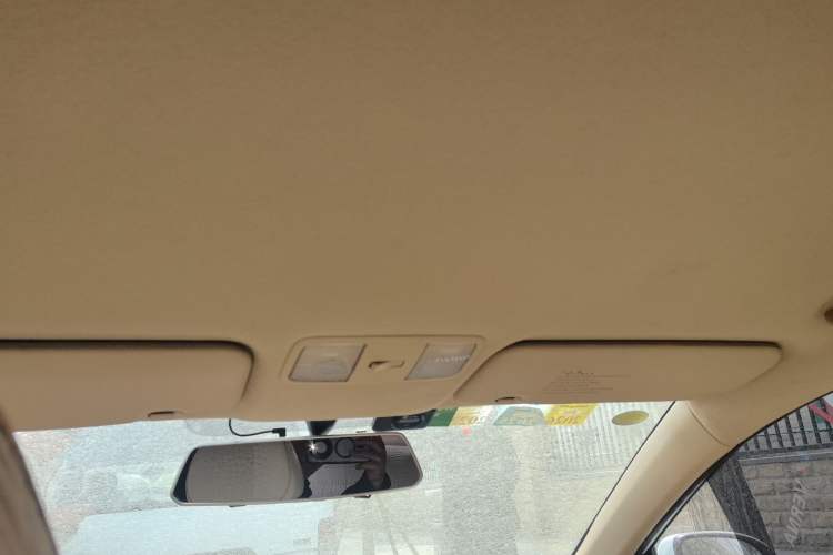 Used Hyundai Verna (older generation) 2010 Sedan 1.4L Manual Comfort GS Headliner