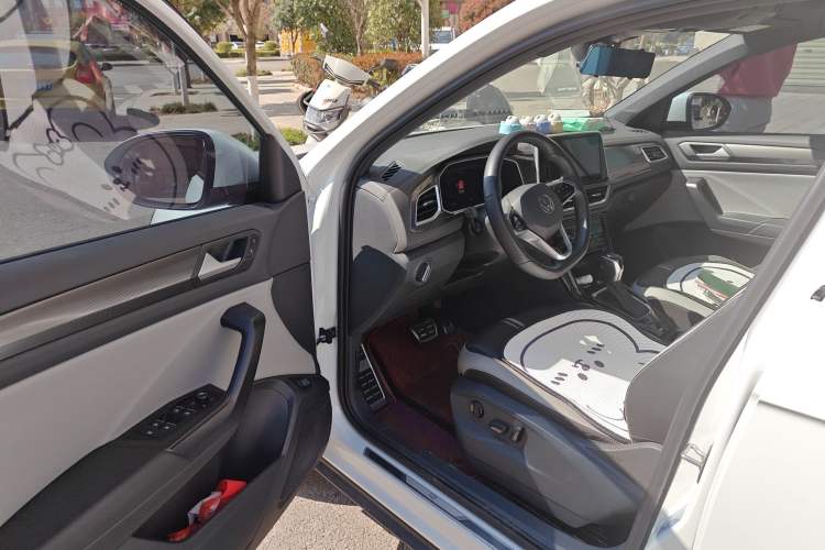 Used Volkswagen T-ROC 2024 300TSI DSG Two-Wheel-Drive Chen Guang Edition Driver Seat