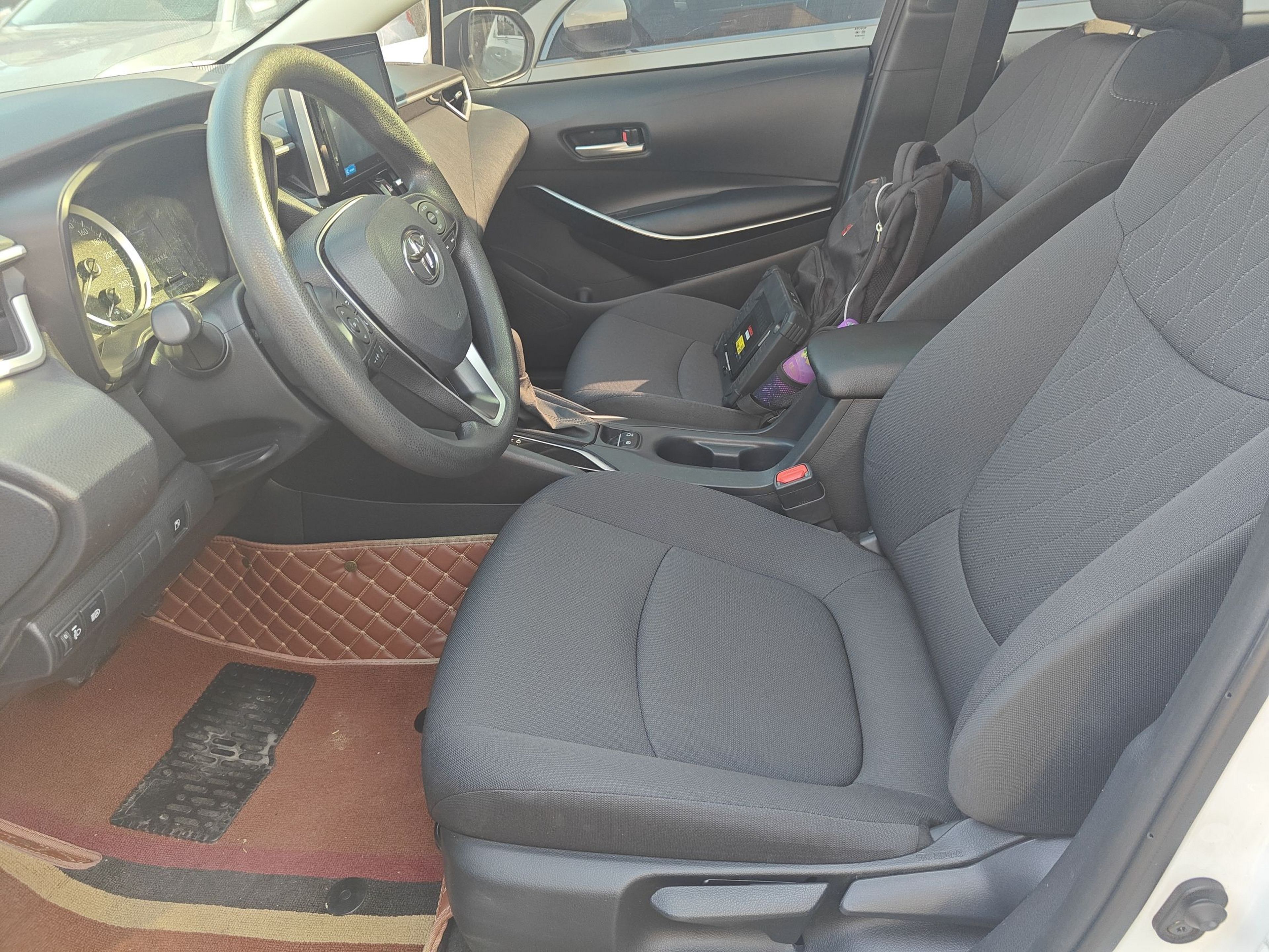 المقاعد الأمامية داخل السيارة