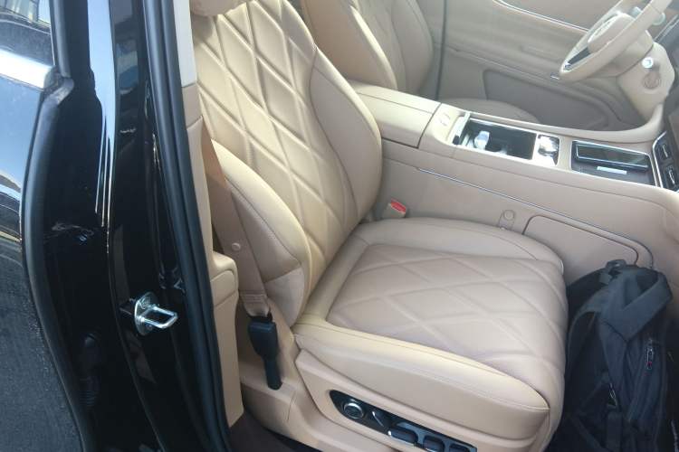 Used Hima AITO M9 2025 Extended-Range Ultra Version 52 kWh 6-Seater Right Front Seat