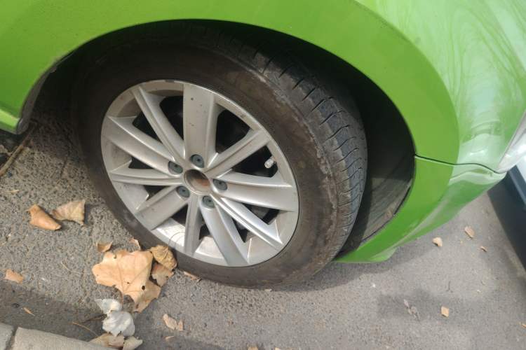 Used Volkswagen Polo 2014 1.4L Automatic Comfort Edition Right Front Wheel Hub