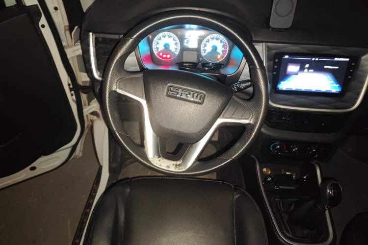 Used Jinbei Gold Hiace M Classic 2022 Panda Edition 1.5L Travel Lion Passenger Van 5 Seats