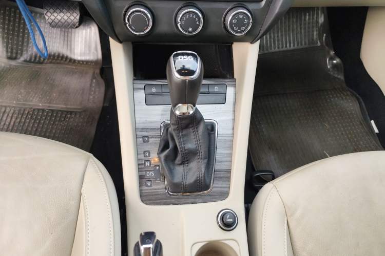 Used Skoda Octavia 2015 1.4TSI DSG Yijun Edition Gear Lever