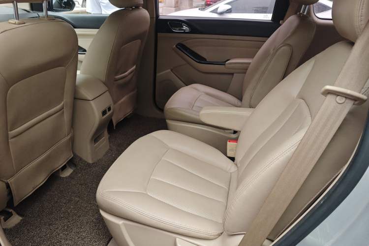 Used Baojun 730 2014 1.5L manual Comfort ESP version 7 seats Left Rear Seat