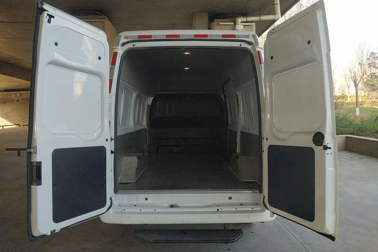 Used JMC Fushun 2023 2.0T Automatic Mid-Drive High-Roof Commercial Van Transport Vehicle with 2/3 Seats
