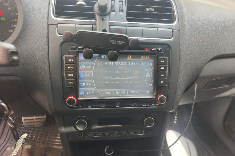 Used Volkswagen Polo 2012 1.6L Cross Polo Automatic Transmission Audio And AC Panel
