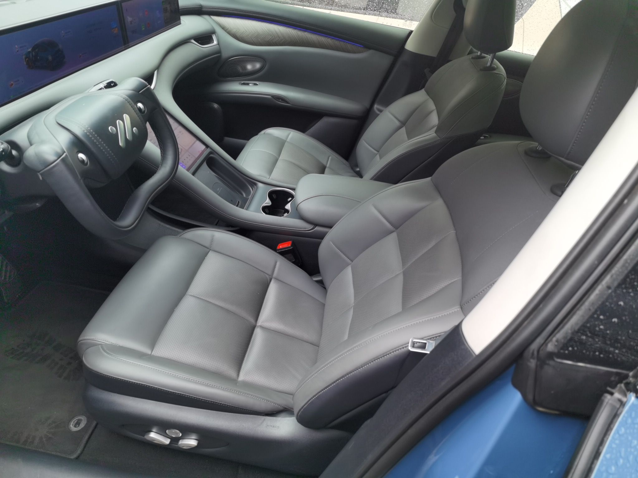 المقاعد الأمامية داخل السيارة