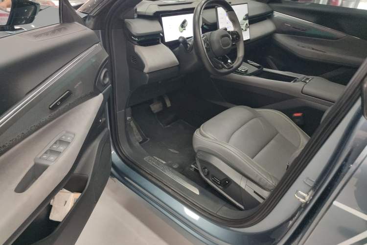 Used Lynk & Co 08 EM-P 2025 220 km All-Wheel-Drive Performance Halo
