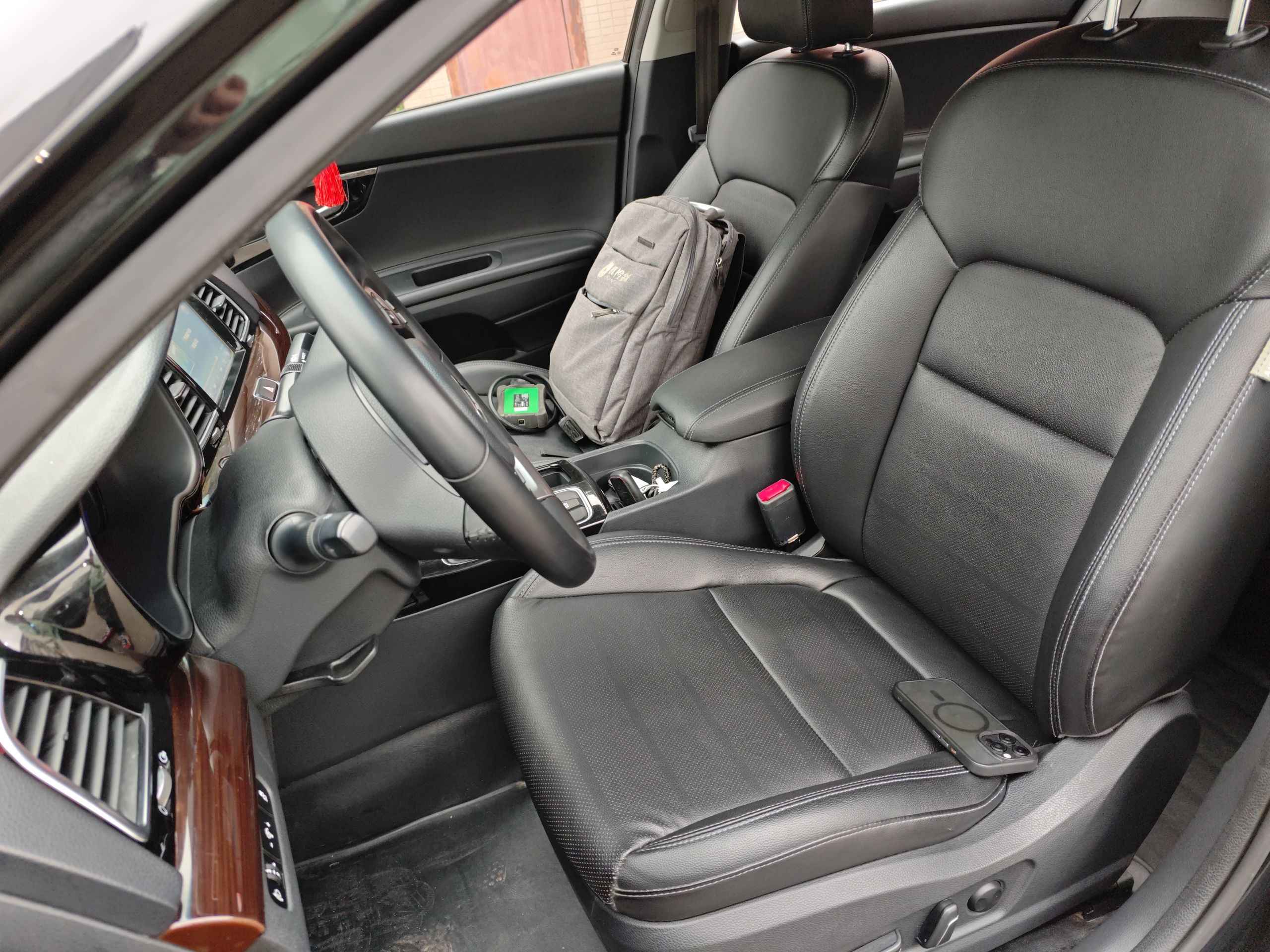 Переднее сиденье в автомобиле