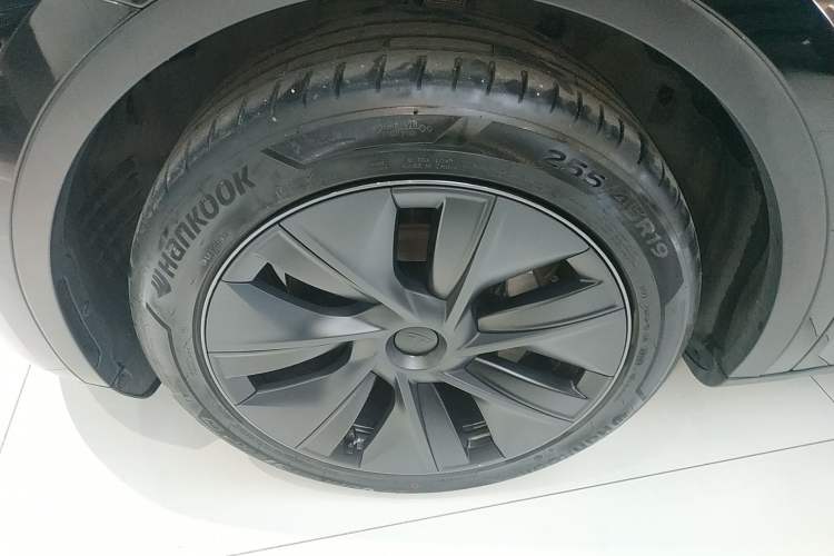 Used Tesla Model Y 2023 Long-Range All-Wheel-Drive Version
