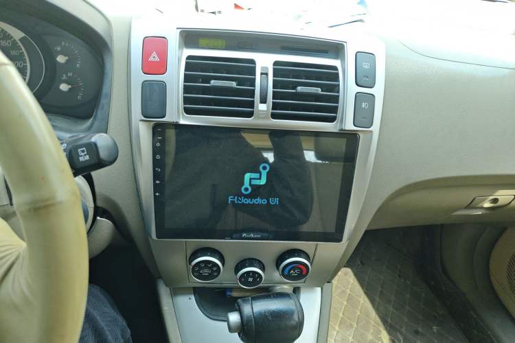 Used Hyundai Tucson 2009 2.0L Automatic Two-Wheel Drive with Sunroof Audio And AC Panel