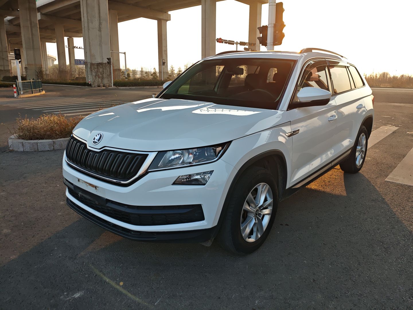 Под передней частью автомобиля