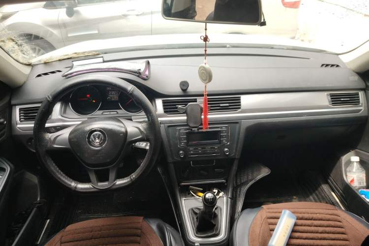 Used Volkswagen Bora 2016 1.6L Manual Fashion Edition Center Console