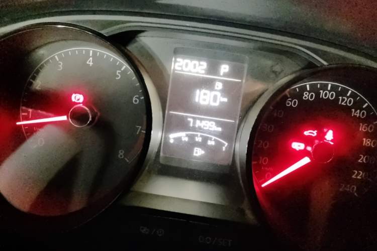 Used Volkswagen Lavida 2015 1.6L Automatic Fashion Edition Odometer Close Up