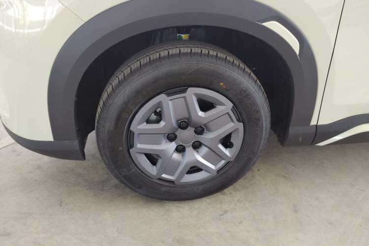 Used BYD Yuan UP 2025 Model 301KM Leading Version Left Front Wheel Hub