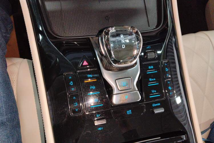 Used Denza D9 2024 DM-i 980 Four-Wheel Drive Flagship Model