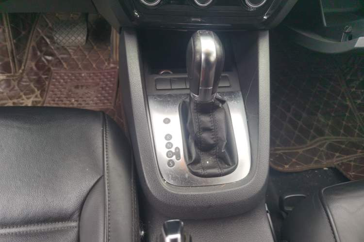 Used Volkswagen Sagitar 2012 1.6L Automatic Comfort Edition Gear Lever