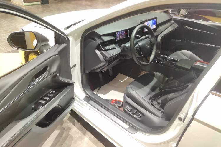 Used Toyota Camry 2026 Model Dual-Engine 2.0HSE Sport Lite Edition