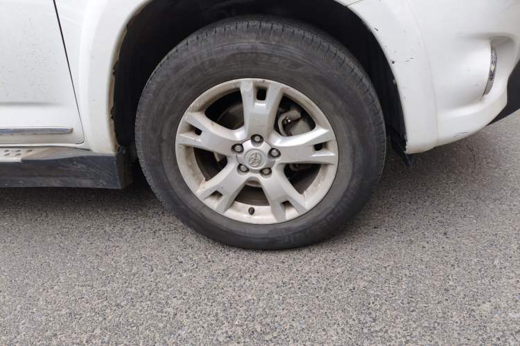 Used Toyota RAV4 2012 Luxurious 2.4L Automatic 4x4 with Stylish Features
