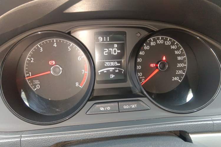 Used Volkswagen Lavida 2017 1.6L Manual Fashion Edition Odometer Close Up