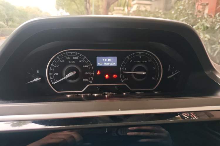 Used SAIC MAXUS Xintu V80 2021 2.0T Manual Classic Aoyuntong Short Wheelbase Mid-Roof 5/6-Seater