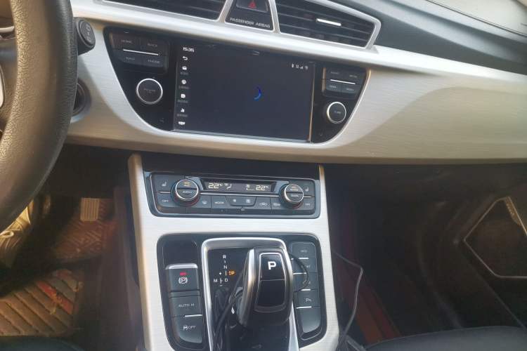 Used Geely Auto Emgrand X7 Sport 2020 1.8TD DCT Two-Wheel Drive Smart Connect 4G-Enabled Version
