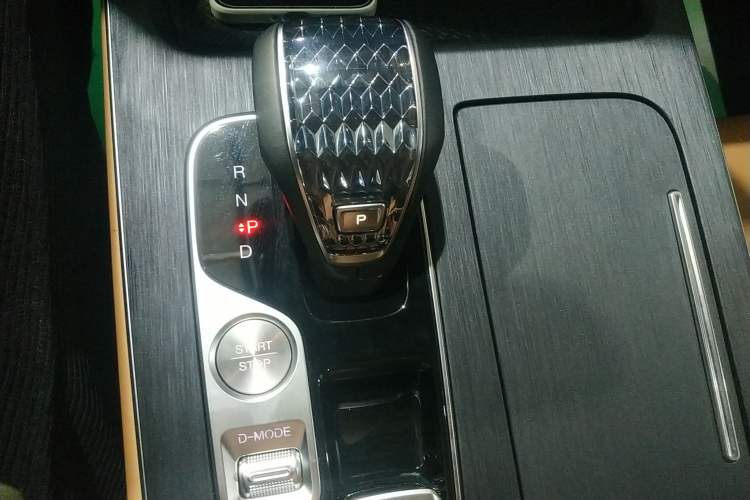 Used GAC Trumpchi GS8 2024 Linghang Series 2.0 TGDI Four-Wheel Drive Luxury Smart Connectivity Version Gear Lever