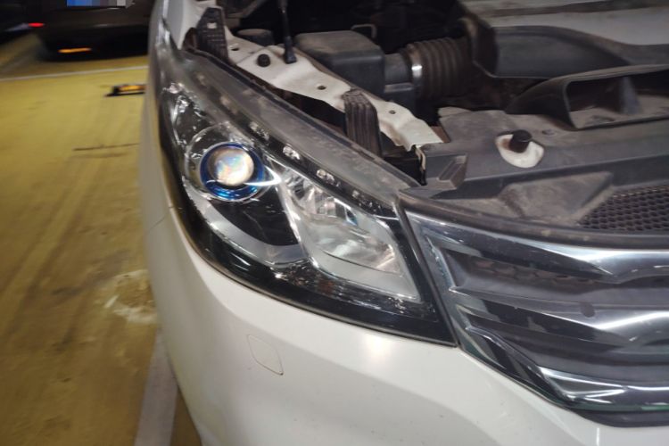 Used SAIC MAXUS G10 2016 2.0T Automatic Luxury Executive Edition Right Front Headlight