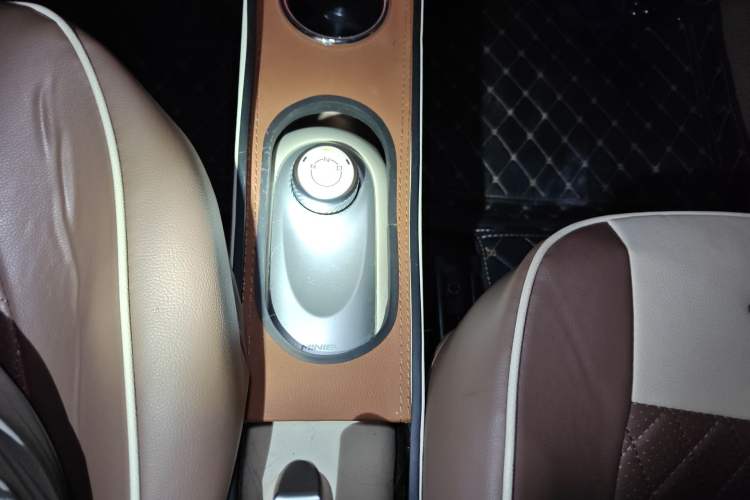 Used Wuling Hongguang MINIEV 2025 Four-Door Version Advanced Edition Gear Lever