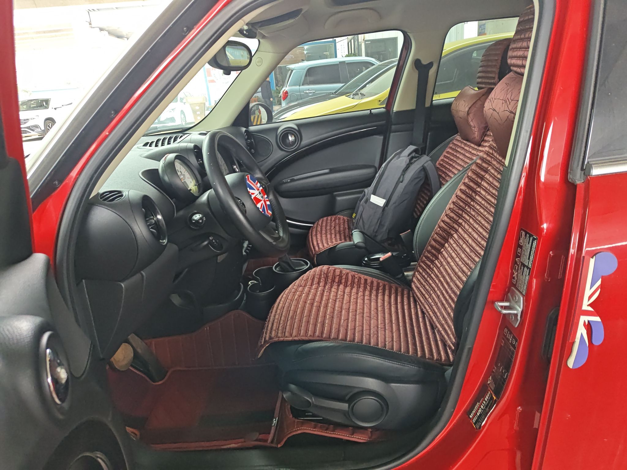 المقاعد الأمامية داخل السيارة