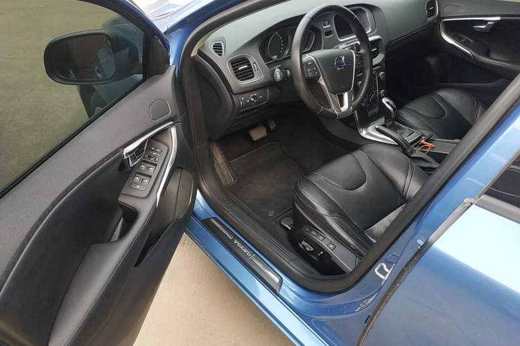 Used Volvo V40 2016 T3 Zhiyi Edition
