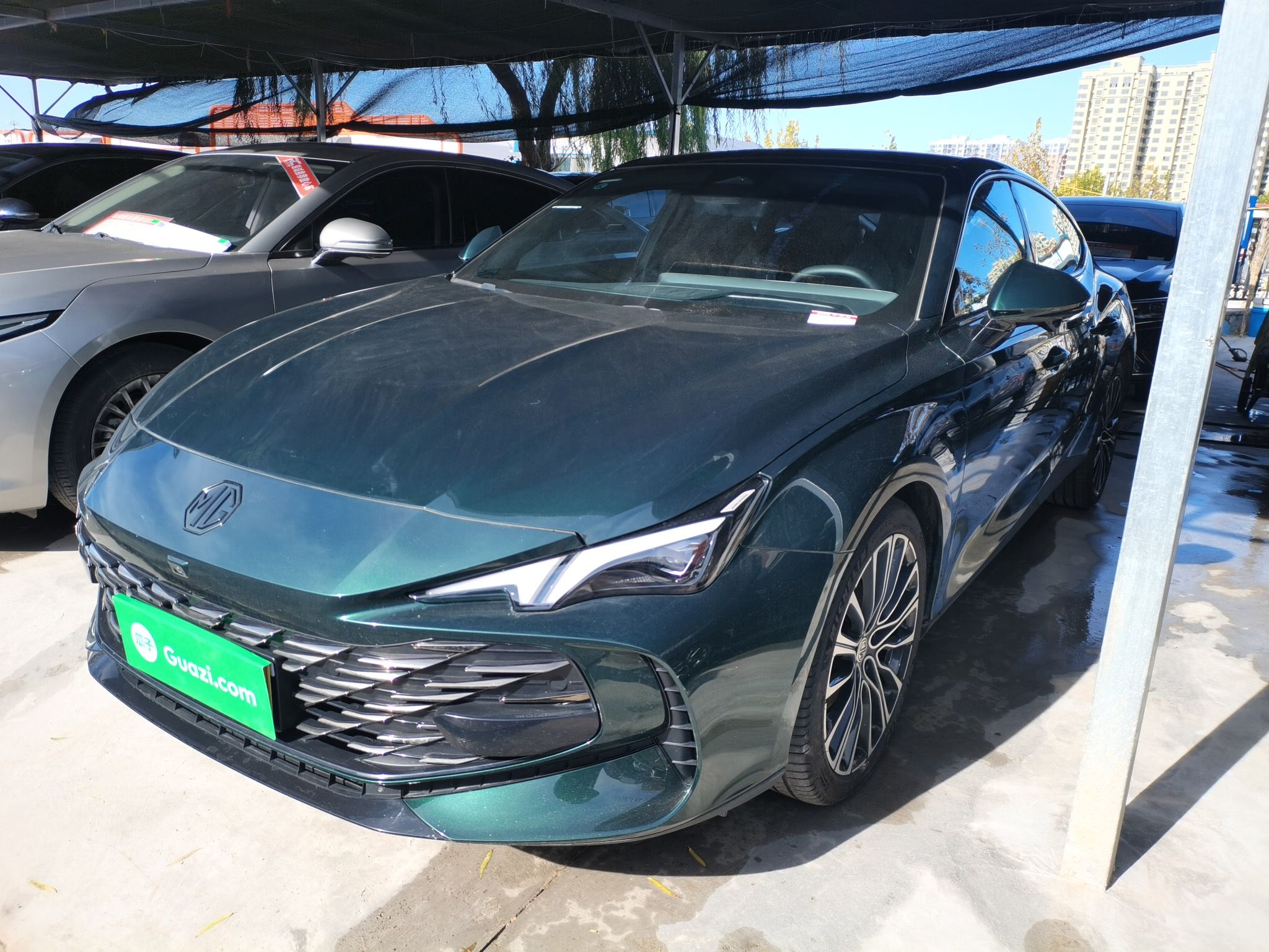 تحت مقدمة السيارة