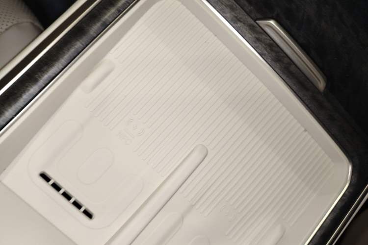 Used ONVO Luxeed L90 2025 Model—Max Six-Seater Version
