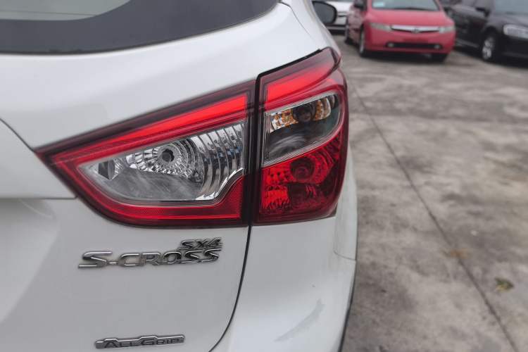 Used Suzuki S-Cross 2014 1.6L CVT Four-Wheel Drive Luxury Version
