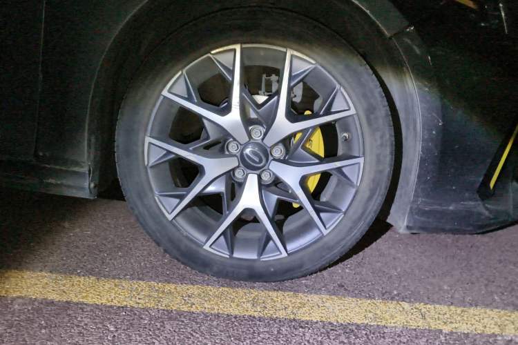 Used GAC Trumpchi EMPOW 2021 270T DCT J15 Version Right Front Wheel Hub