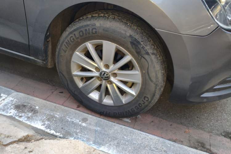 Used Volkswagen Jetta 2013 1.6L Manual Fashion Edition Right Front Wheel Hub