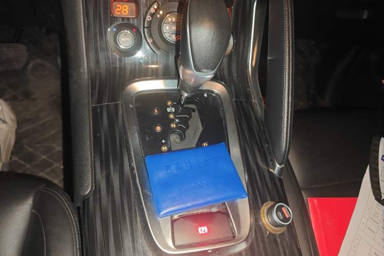 Used Peugeot 3008 2015 2.0L Automatic Trend Edition Gear Lever