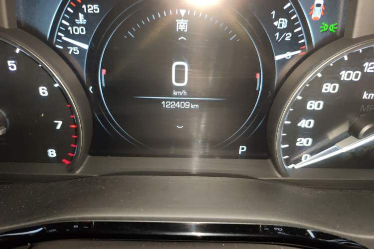 Used Cadillac XT5 2018 25T Luxury Model Odometer Close Up