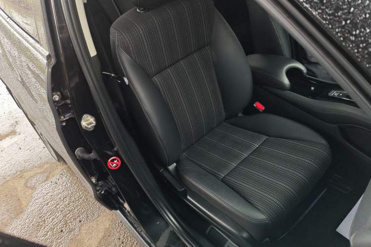 Used Honda Vezel 2017 1.8L CVT Front-Wheel Drive Pioneer Edition Right Front Seat