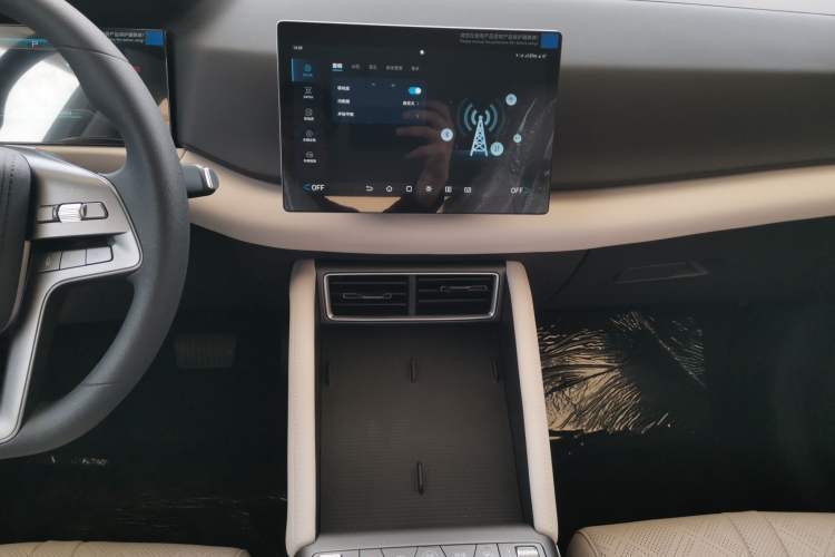 Used BYD Yuan UP 2025 Model 301KM Leading Version Audio And AC Panel