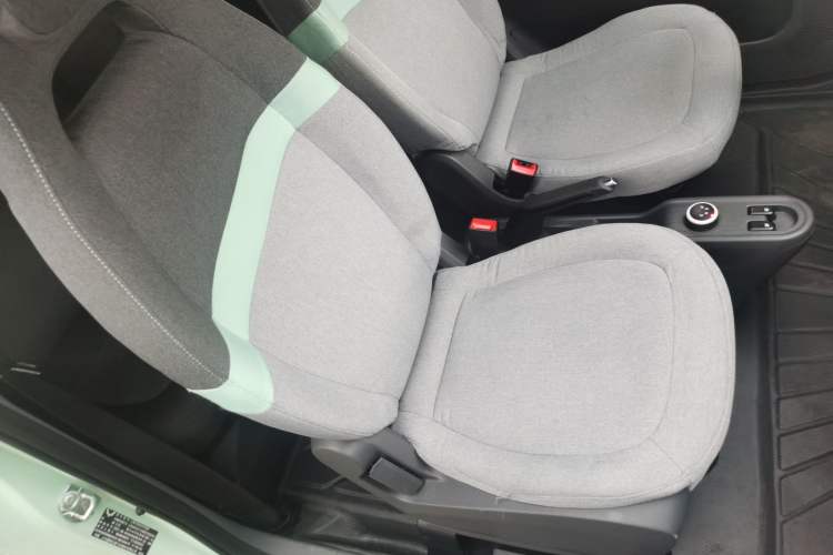 Used Wuling Hongguang MINIEV 2021 Macaron Fashion Edition Lithium-Ion Battery Right Front Seat