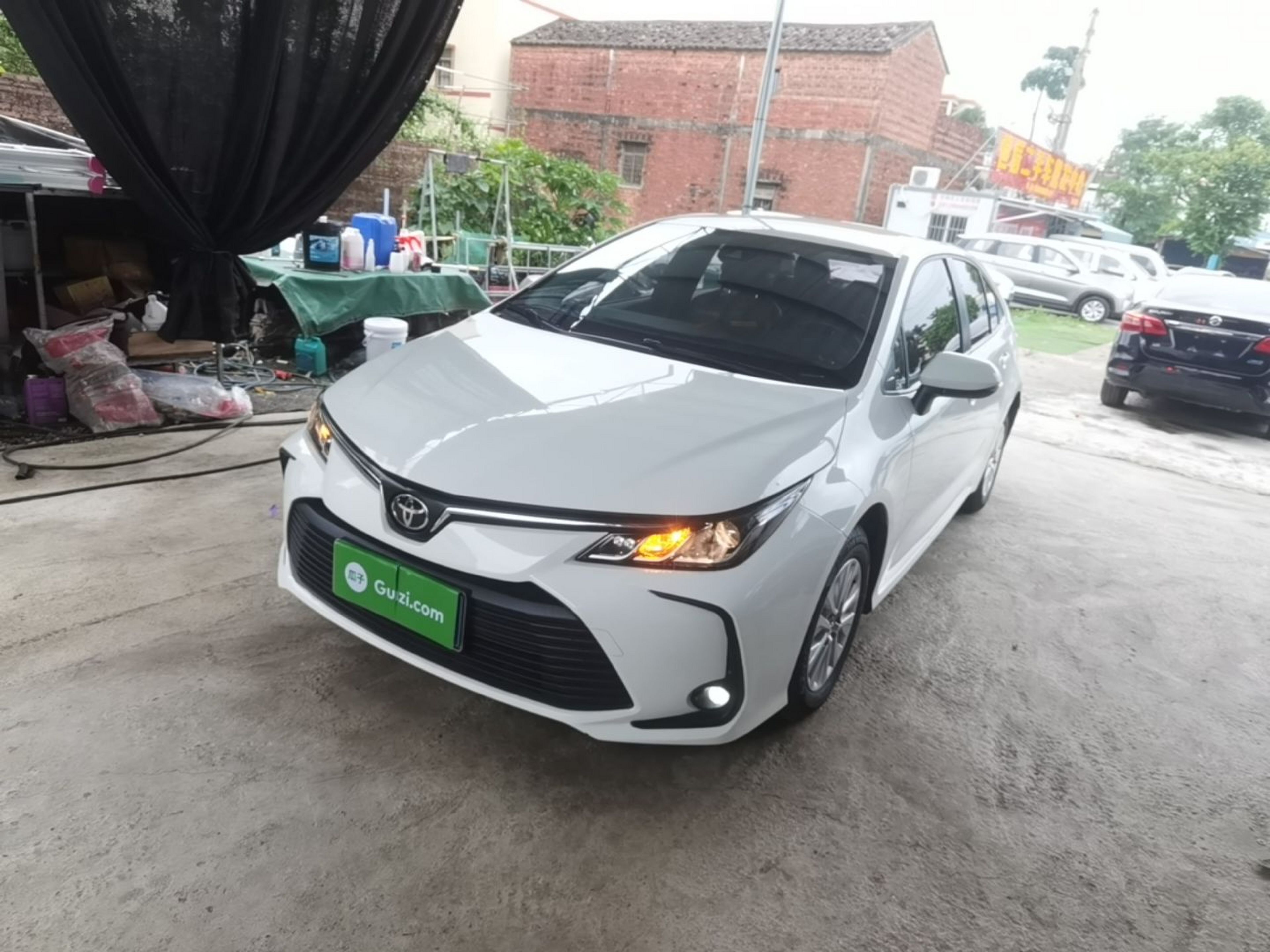 Под передней частью автомобиля