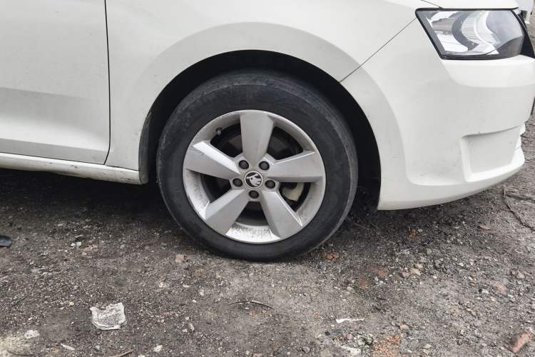 Used Skoda Rapid 2016 1.6L Manual Front-Wheel-Drive Version Right Front Wheel Hub