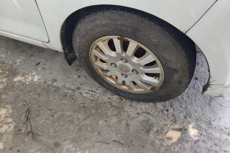 Used Wuling Rongguang V 2016 1.5L Standard Version Right Front Wheel Hub