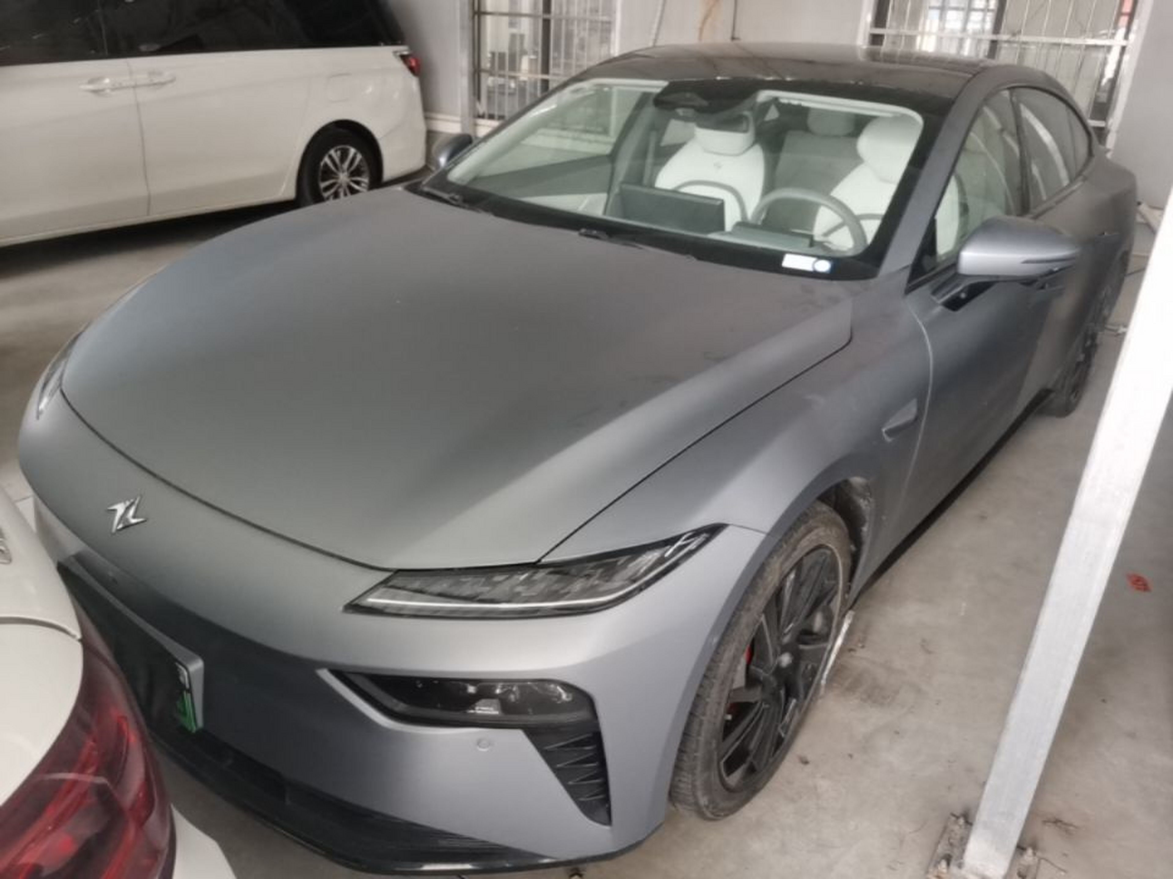 Под передней частью автомобиля