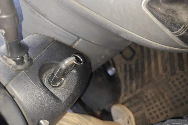 Used SAIC MAXUS Xintu V80 2018 2.5T 6-Speed Manual Aoyuntong Short Wheelbase Mid-Height 5-6 Seater
