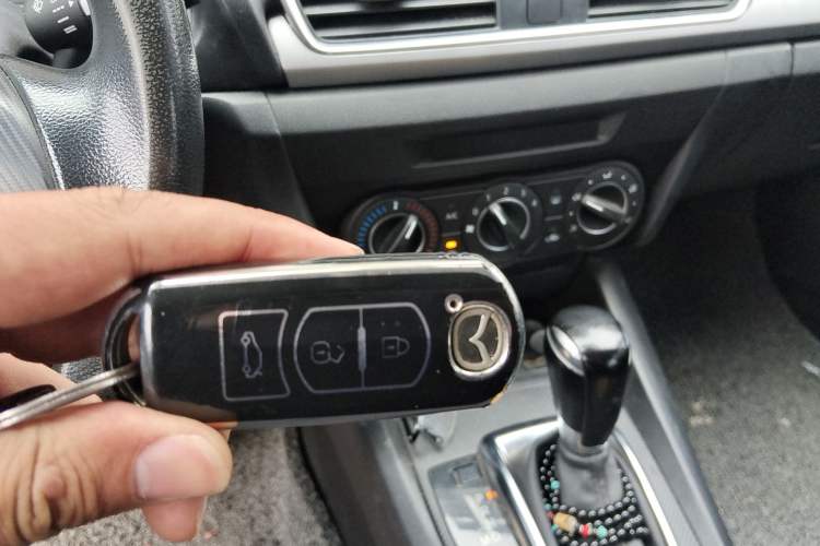 Used Mazda Mazda 3 Axela 2014 Sedan 1.5L Automatic Comfort Model
